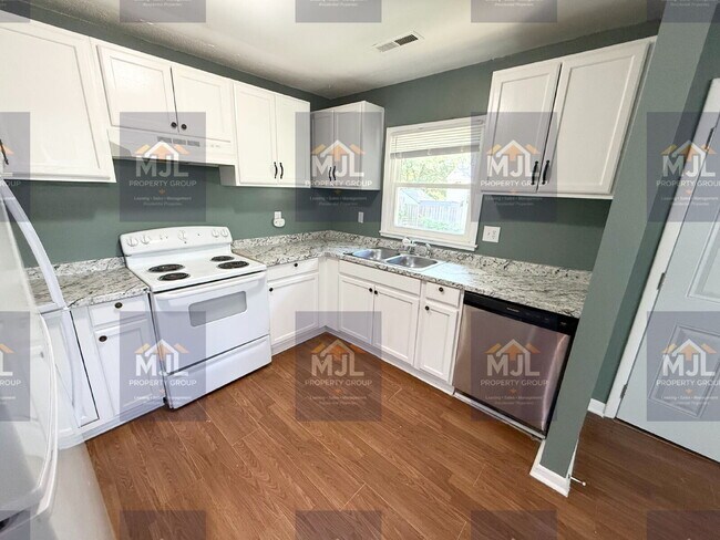 Building Photo - Spacious 3 Bedroom / 1 Bath Apartment in Sugar Creek *Ready Now*