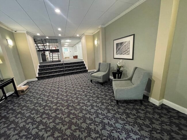 Building Photo - 44 Broadlawn Dr