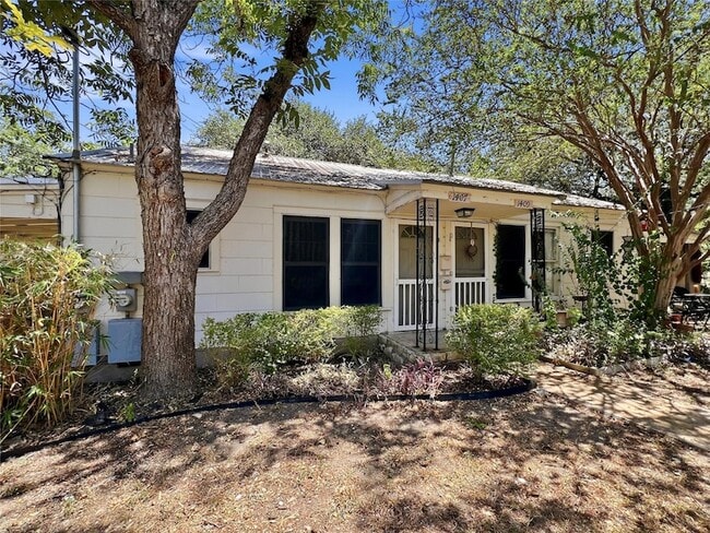 Building Photo - 1407 Drake Ave