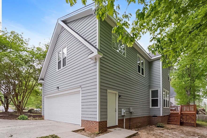 Building Photo - 900 Birkdale Dr