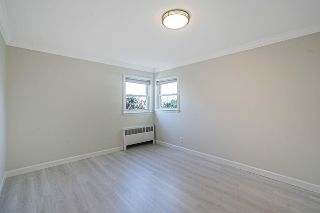 Building Photo - 1072 Hicksville Rd