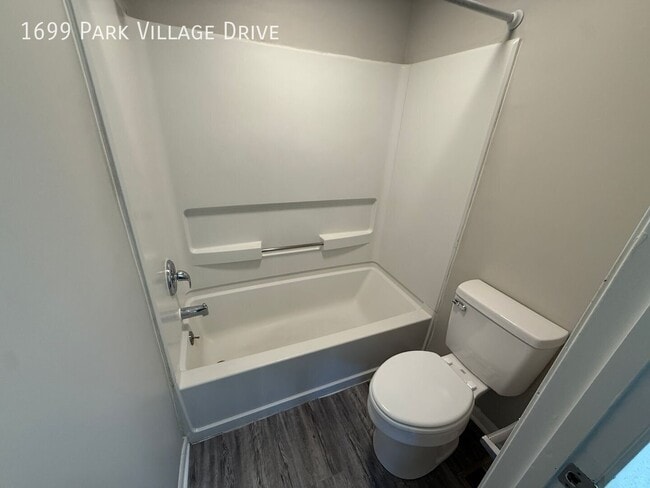 Building Photo - 1699 Park Village Dr