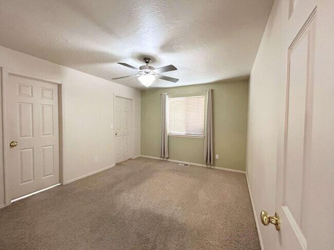 Building Photo - 1129 Golden Pheasant Dr