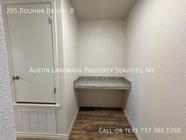 Building Photo - 205 Dolphin Dr