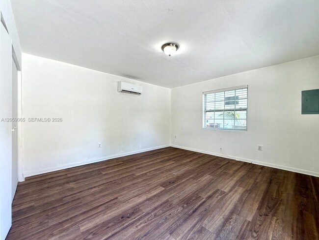 Building Photo - 529 SW 3rd St