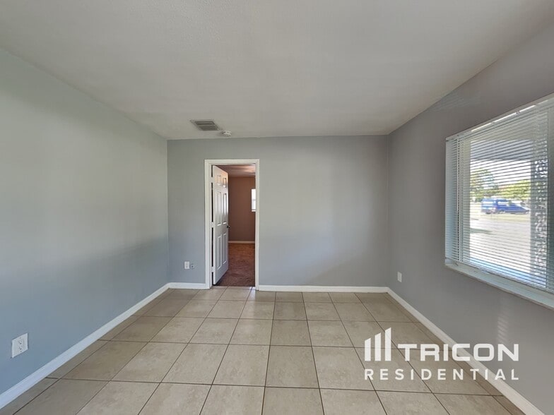 Building Photo - 2529 Brentwood Dr