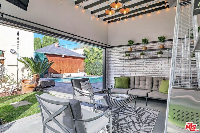 Building Photo - 744 N Sierra Bonita Ave