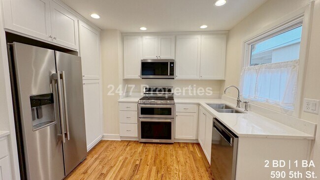 Building Photo - Remodeled 2 BD | 1 BA Duplex - First Edition Lake Oswego