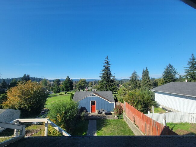 Building Photo - Bright and cheery 2 bed top level apartment in convenient Bremerton location