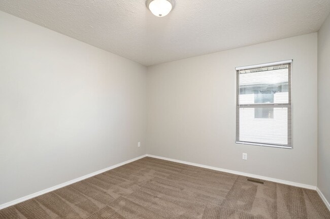 Building Photo - Fully Fenced 3 Bedroom Duplex