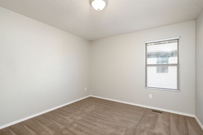 Building Photo - Spacious 3 Bedroom Duplex!