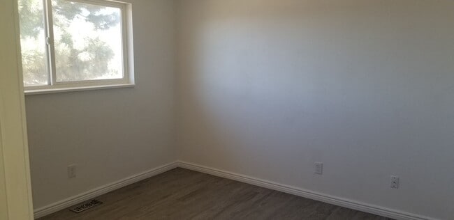 Building Photo - Spacious home