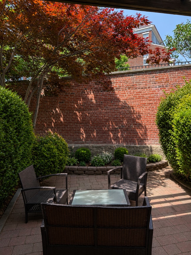 Building Photo - WONDERFUL 2 BEDROOM 1.5 BATH TOWNHOUSE W/ 1-CAR GARAGE!