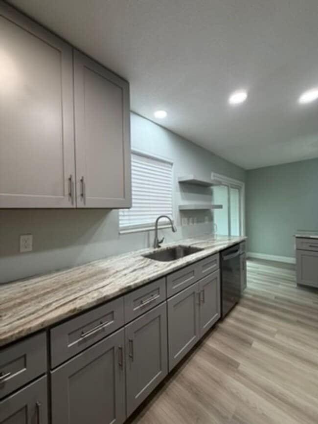 Building Photo - 50% OFF FIRST MONTHS RENT -- UNFURNISHED, UPDATED 3B/1.5B Home in the Heart of Ft. Walton Beach