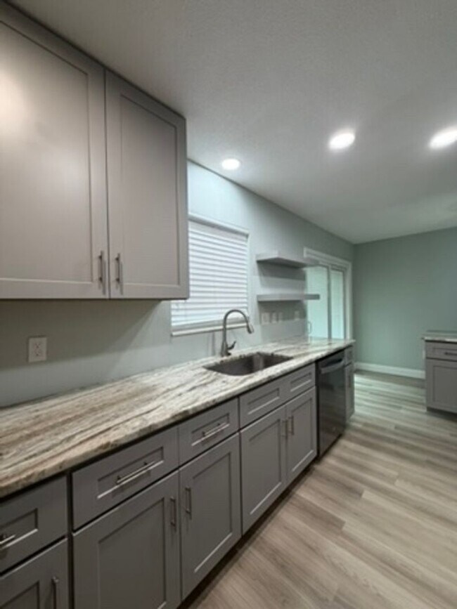 Building Photo - UNFURNISHED, UPDATED 3B/1.5B Home in the Heart of Ft. Walton Beach