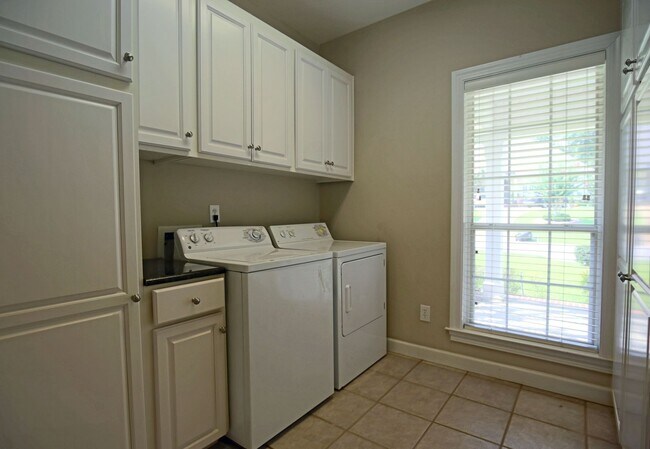 Building Photo - 212 North Cir