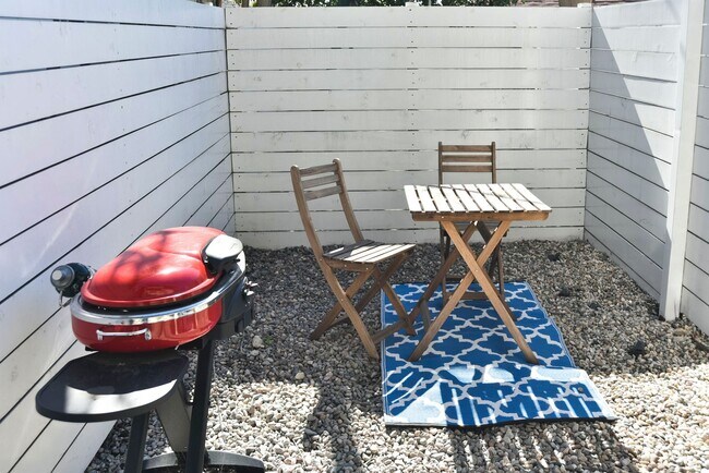 Building Photo - Charming Upper Floor 2 Bed / 1 Bath with Bonus Studio in a Prime Echo Park Location