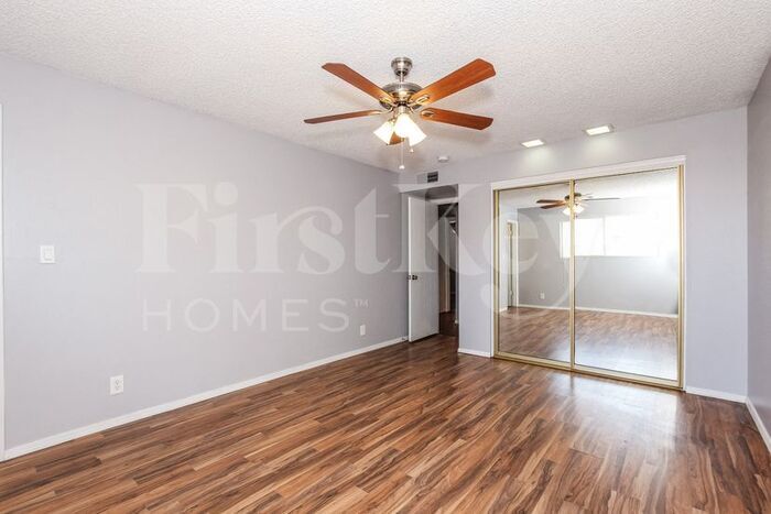 Building Photo - 2208 W Dahlia Dr