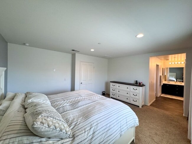 Building Photo - Beautiful 3 bedroom Town house available f...