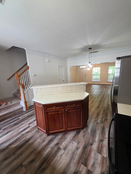 Building Photo - 7025 Sunnywood Dr