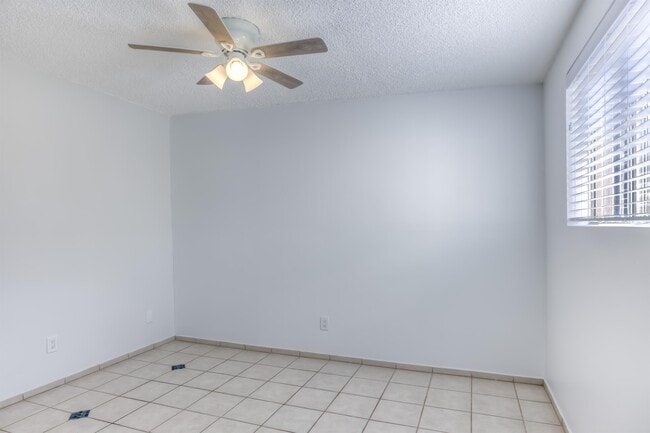 Building Photo - 417 E Jacinto St