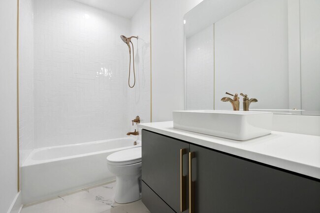 Building Photo - Custom 5 bedroom, 5 bathroom home with Woo...