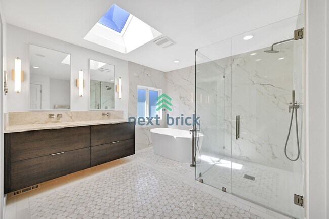 Building Photo - 4 BED & 2.5 BATH FOR RENT
