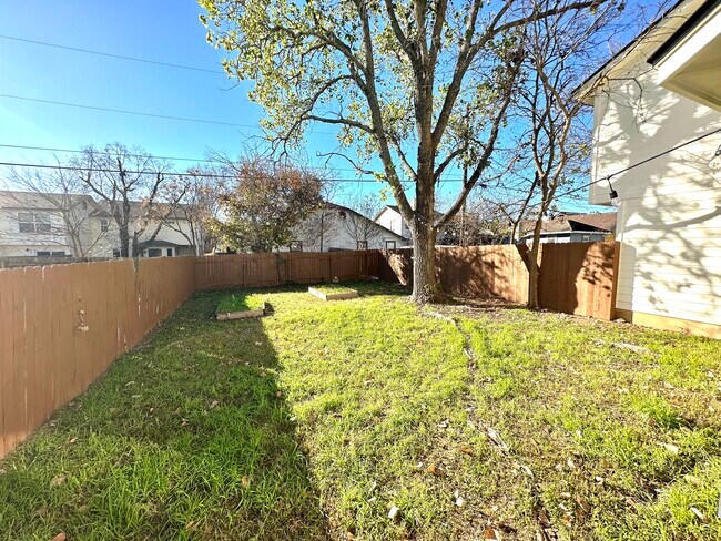 Building Photo - 2623 Gwendolyn Ln