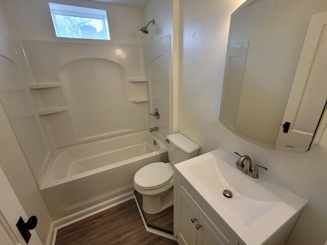 Building Photo - 510 W 5th St