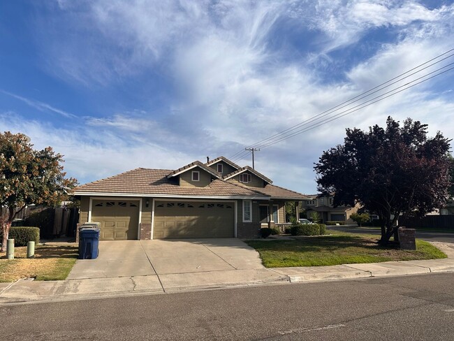 Building Photo - Great 4 bedroom 2 bath home