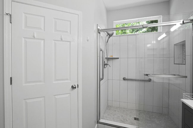 Building Photo - 211 Hampton Cir