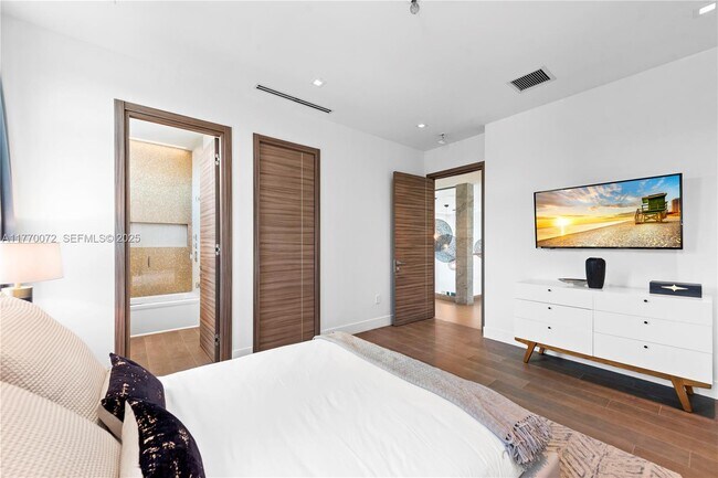 Building Photo - 1400 Bayview Dr