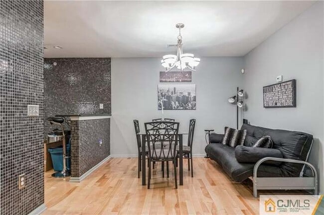 Building Photo - 115 Chariot Ct