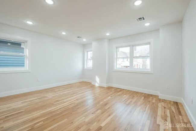 Building Photo - 90 Hollywood Ave