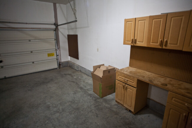 Building Photo - Spacious 3-Bedroom Ranch with Versatile Li...