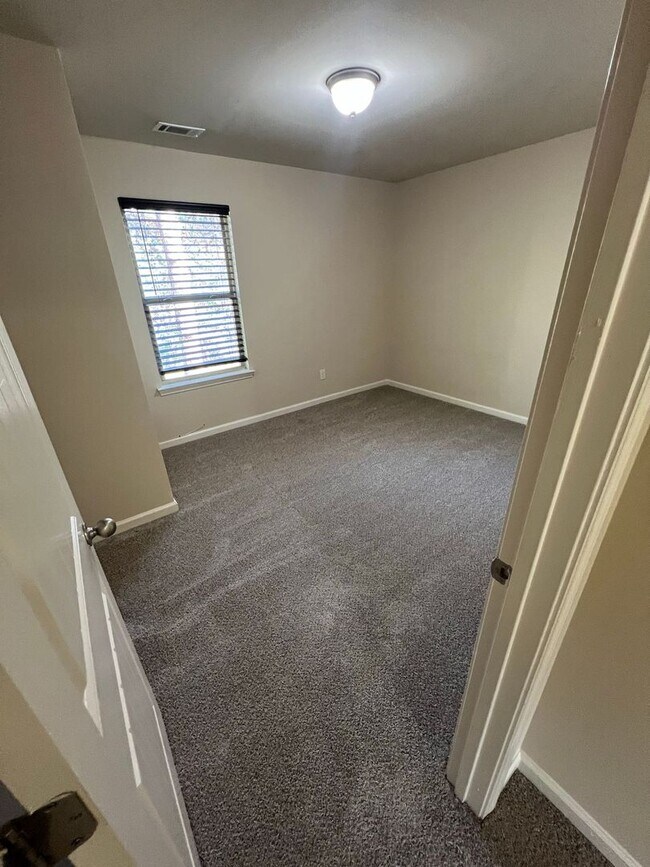 Building Photo - Beautiful 3-Bedroom, 2.5-Bath Home in Established Community!