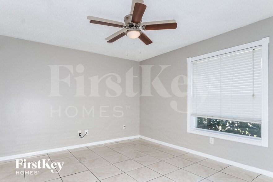 Building Photo - 650 NW Selvitz Rd