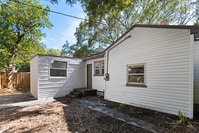 Building Photo - Spacious 3bdrm/1bath House $2295.00 ** Fen...