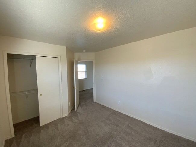 Building Photo - 3 Bedroom Home Near Unser Blvd SW & Tower ...