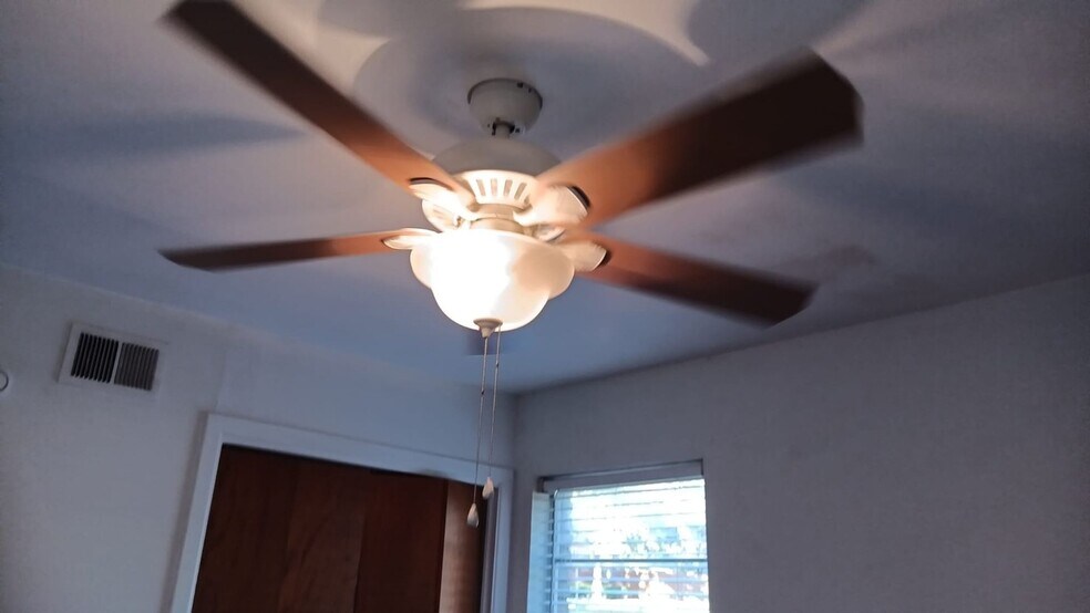 Building Photo - 1402 Hillcrest Dr