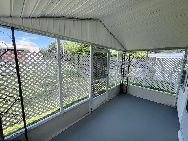 Building Photo - Stand-Alone 1BR Cottage Home Near Downtown Zephyrhills!