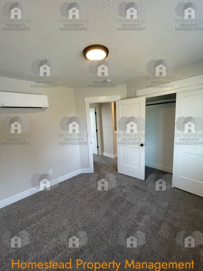 Building Photo - 186-188 SE Lacreole Dr