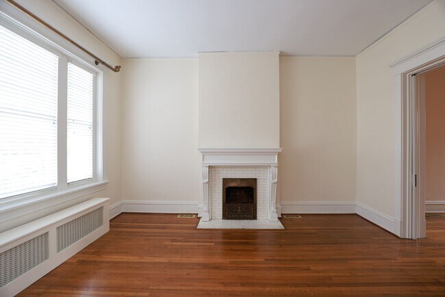 Building Photo - -- AVAILABLE 05/26/2026 -- MUSEUM DISTRICT CHARMER! 2 CAR GARAGE