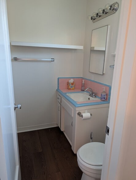 Freshly painted bathroom with shower - 565 N Valencia pl.