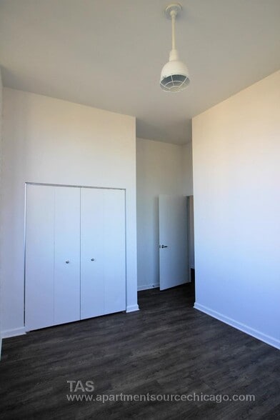 Building Photo - 932 W Dakin St