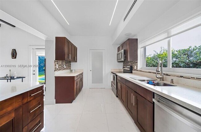 Building Photo - 3531 SW 1st Ave