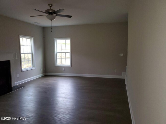 Building Photo - 560 Hampstead Pl
