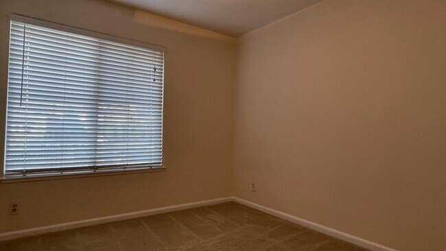 Building Photo - 960 Branham Ln