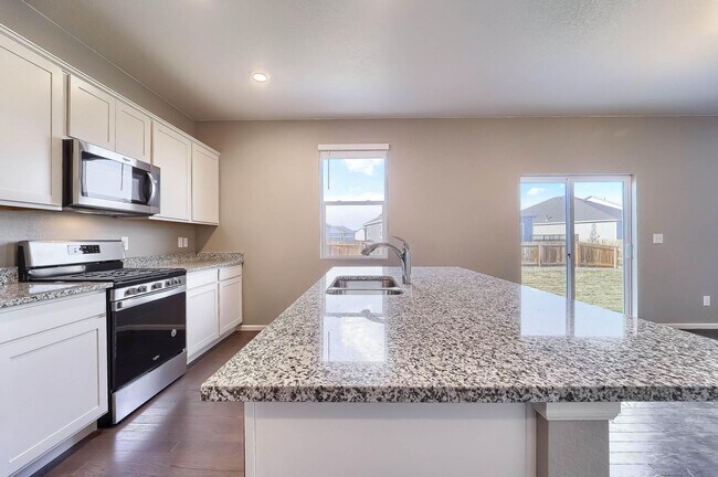 Building Photo - Gorgeous 4 bed, 3 bath, loft and an office!