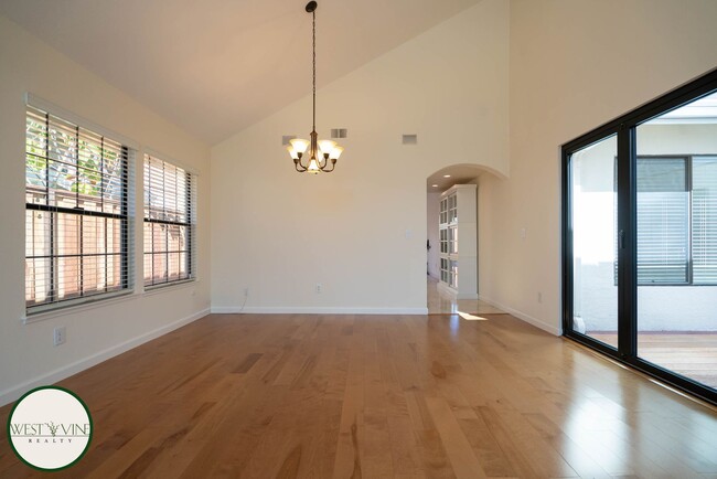 Building Photo - Chic 4 Bedroom, 2.5 Bath Single-Story Home